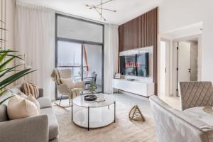 Full Dubai Skyline View on High Floor