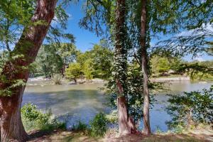 Gruene Envy – a first floor Poolside Condo with Guadalupe River Access