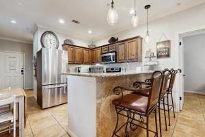 Gruene Envy – a first floor Poolside Condo with Guadalupe River Access