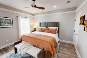 Luxury Condo on Guadalup River-5 Star Amenities-Walk to Gruene