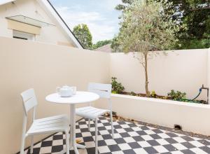 Chic Studio With Patio 20 min From CBD