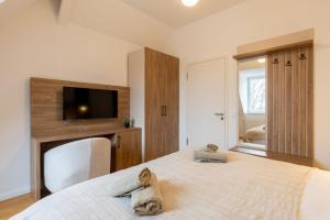 Modern Kudamm Luxury Home with 2 kitches