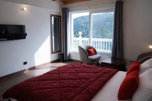 Hotel The Oak & Lake View-Near Mall Road Nainital