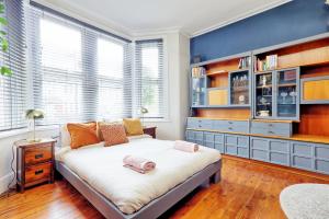 Spacious 4-Bedroom Home Near Station Seafront - Pass the Keys