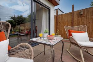 Spacious 4-Bedroom Home Near Station Seafront - Pass the Keys