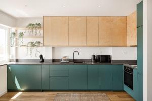 Seaside Family Stays | Walk to the Beach, Caxias