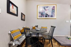 Serene property with two living spaces and large outdoor space - dog-friendly