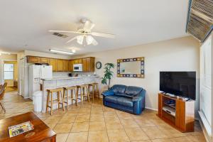 Condo by river & Schlitterbahn with pools, hot tubs, washerdryer, central AC