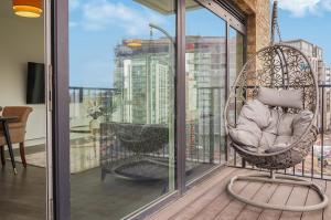 Stylish 2-Bed Flat with Balcony in Fulham SW6