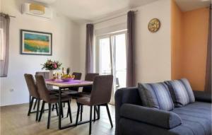 Cozy Apartment In Vir With Wifi