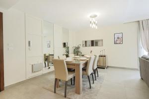 Luxurious 2 Bedroom Entire Apt