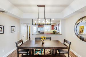 Welcoming home walkable to Steps of Alamodome & riverfront & near River Walk