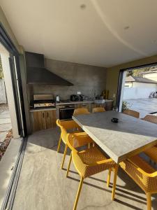 Studio équipé avec cuisine d été et piscine privée