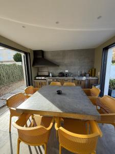 Studio équipé avec cuisine d été et piscine privée