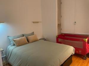 Quiet, bright apt near Bolhão