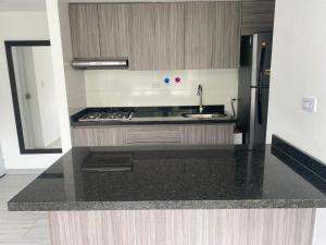 Apto nuevo, tranquilo y central