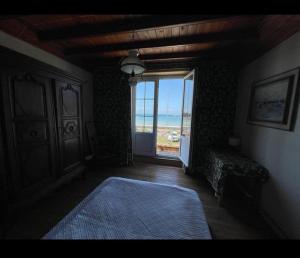 Vieille maison bretonne face à la mer