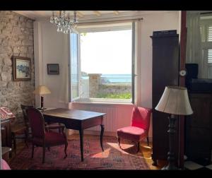 Vieille maison bretonne face à la mer