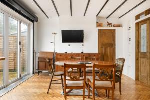 New! Bright 3BR House with Garden, 5 mins to Tube