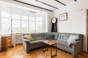 New! Bright 3BR House with Garden, 5 mins to Tube