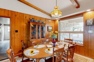 Sunny home with covered patio, grill, beautiful views, lawn, streaming, WD, AC