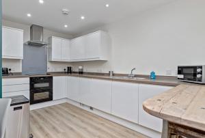 PRIME CITY CENTRE MK STAY, Stylish Spacious Apartment, AIR CONDITIONG, Two bathrooms, FREE GATED ALLOCATED PARKING & Lift access