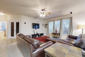 2-story house with back patio, grill, streaming, washerdryer, & 2 living areas