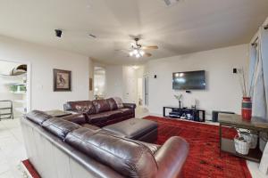 2-story house with back patio, grill, streaming, washerdryer, & 2 living areas