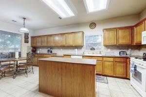 2-story house with back patio, grill, streaming, washerdryer, & 2 living areas