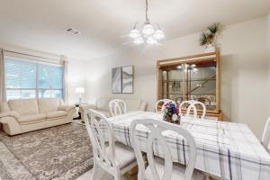 2-story house with back patio, grill, streaming, washerdryer, & 2 living areas