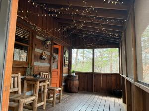 Wild Turkey Cabin Hot Tub, Firepit & Mountain Views Pet-Friendly