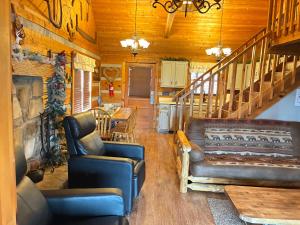 Wild Turkey Cabin Hot Tub, Firepit & Mountain Views Pet-Friendly