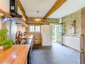 4 Bed in Ponthirwaun 79046