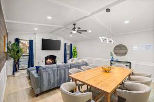 5-BD 2 5-BA Modern Retreat w Games & Hot Tub