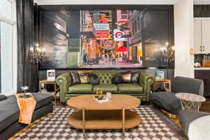 Gated Luxury Broadway Views Rooftops & Karaoke