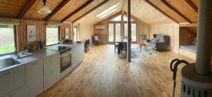 Familieidyl Tæt På Klinten Og Stranden