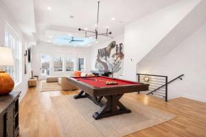 Stylish Multi-Level Retreat Rooftop & Pool Table