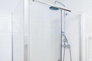 Spacious Home near Heathrow & Windsor with Parking