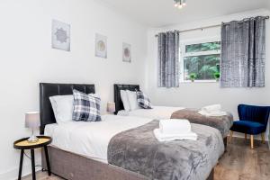 Spacious Home near Heathrow & Windsor with Parking