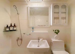 Comma house - Hanok Sensation Free Parking Hongik University Station 6 minutes Red Road 3 minutes Luggage Storage 2 Rooms