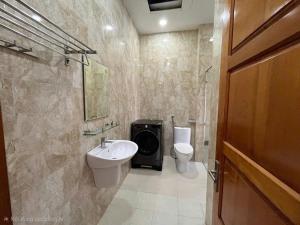 Spacious 5-Bedroom Private Villa with Garden & Balcony