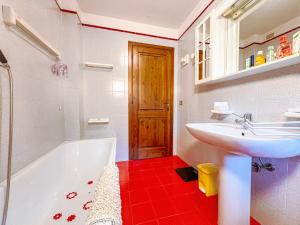 Casa Maripò - town center within walking distance of the lake