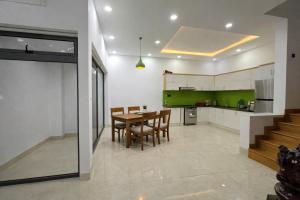 Spacious 5-Bedroom Private Villa with Garden & Balcony