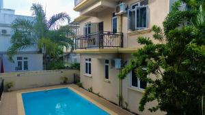 Family 3-Bedroom Apartment with Pool, Pereybère