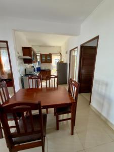 Family 3-Bedroom Apartment with Pool, Pereybère