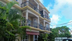 Family 3-Bedroom Apartment with Pool, Pereybère