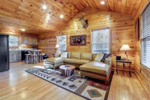 Mtn-View Getaway w Lake Access in Whittier!