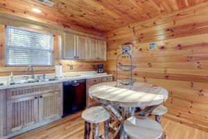 Mtn-View Getaway w Lake Access in Whittier!