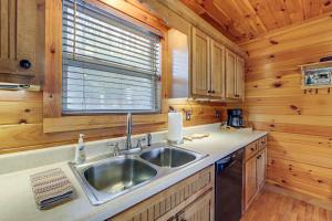 Mtn-View Getaway w Lake Access in Whittier!
