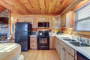 Mtn-View Getaway w Lake Access in Whittier!